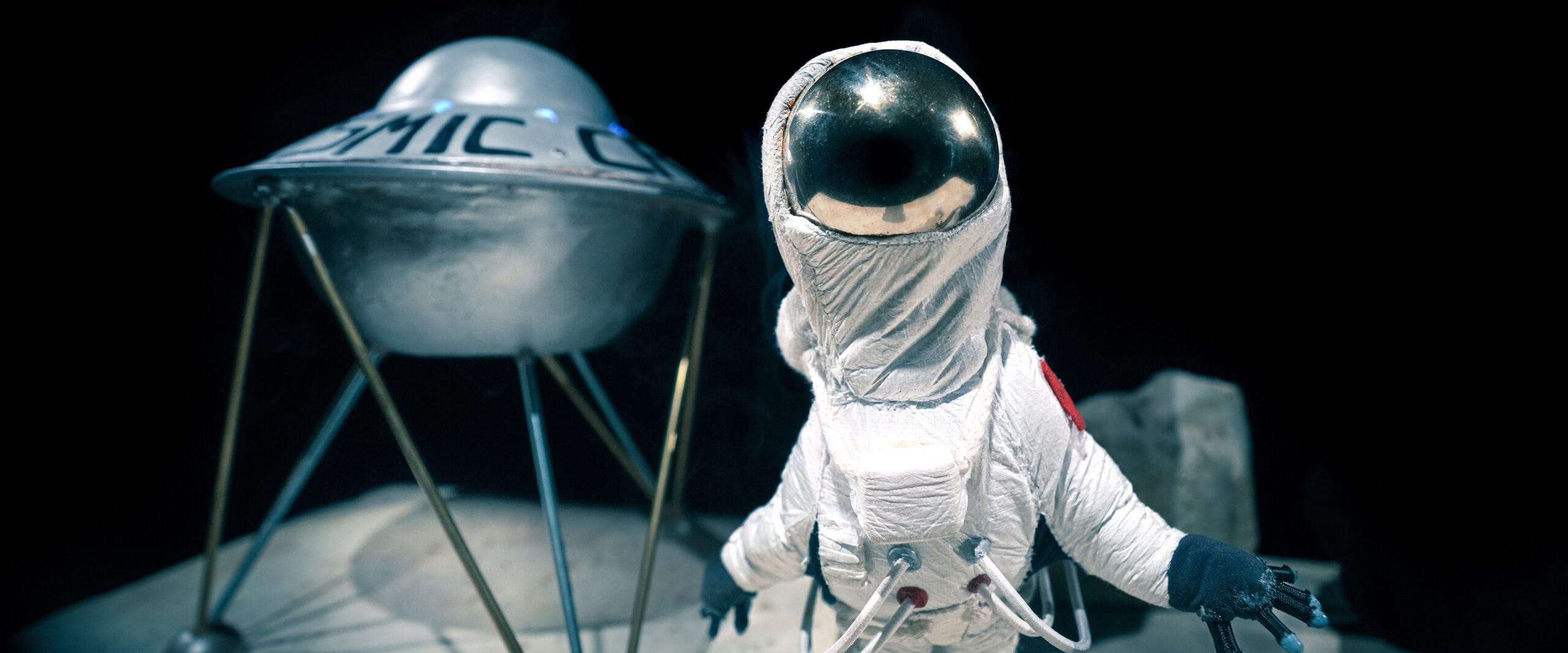 Et galaktisk dukkeeventyr om at opdage universet – og sig selv